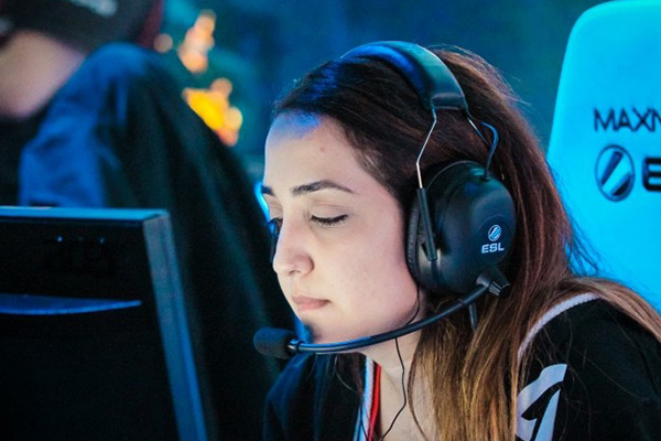 Benita Novshadian bENITA - Amerikalı profesyonel bayan CS: GO oyuncu